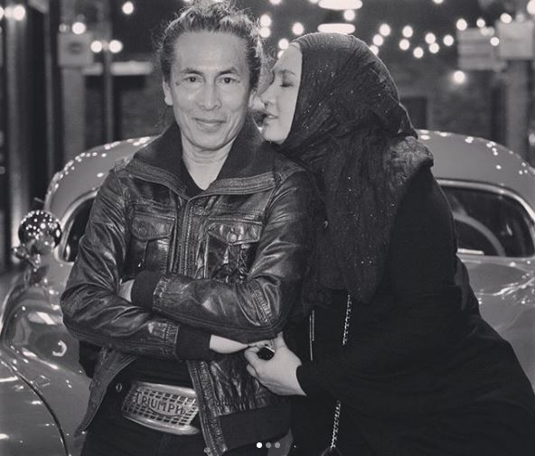 Instagram @aku.amysearch Amy bersama isteri kesayangannya.